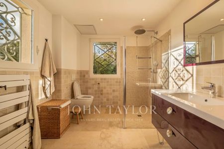 Maison à louer Mougins, Cote d'Azur, France16 500 EUR / Mois - Photo 5