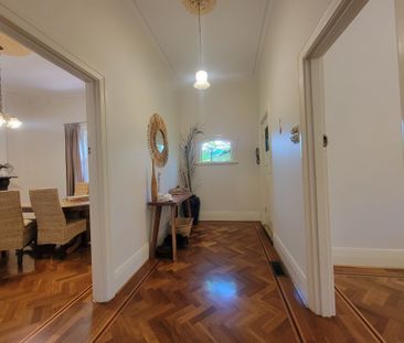 Caulfield North - Photo 1