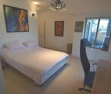 Furnished 3 Bedrooms 1.5 Bathrooms - Photo 4