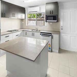 Spacious coastal half duplex just moments from Holloways Beach - Photo 2