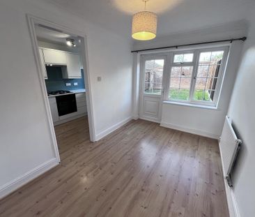 3 bedroom end of terrace house to rent - Photo 2