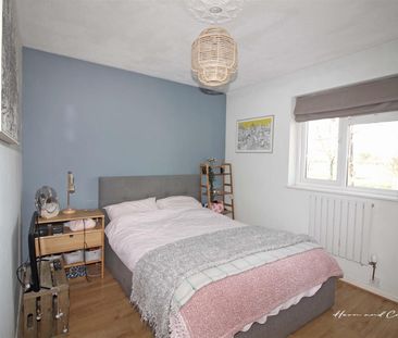 2 Bedroom House - Terraced - Photo 4