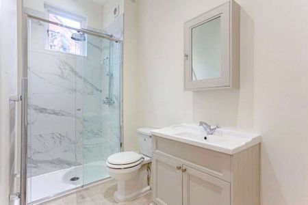 Elegant ground-floor one-bedroom apartment with Cathedral views. - Photo 5