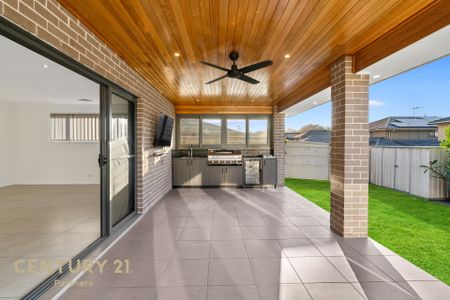 Luxurious Family Home with Inground Swimming Pool - Photo 2