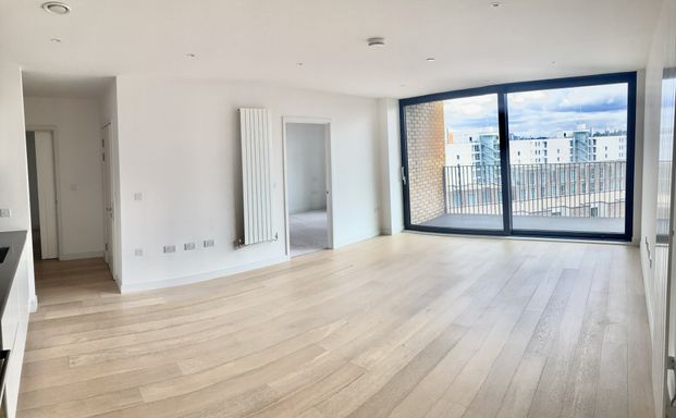 Stunning 2 double bedroom apartment available for rent immediately, London E16 - Photo 1