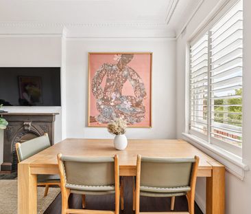 Sunny Art Deco home with elevated district views - Photo 3