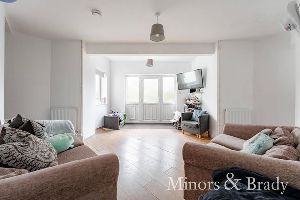 6 bedroom detached bungalow to rent - Photo 1