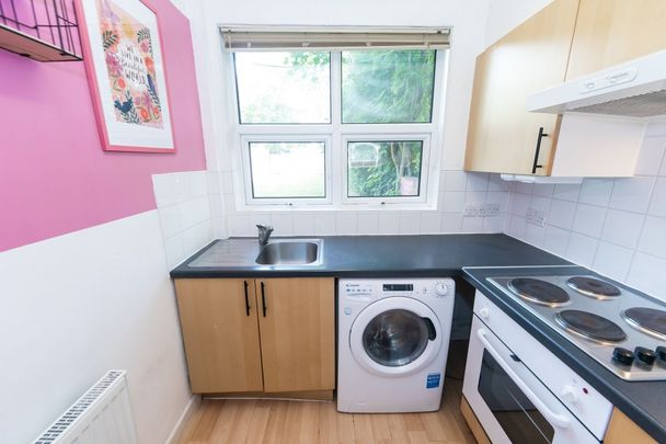 Flat 2, 27 Richmond Road, Headingley, LEEDS - Photo 1