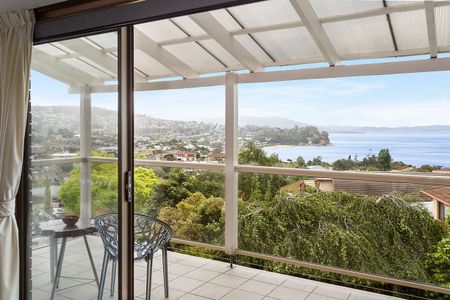 A Warm and Welcoming Coastal Home in Blackmans Bay - Photo 3
