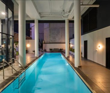 Inner-City Sub-Penthouse with Sweeping District Views - Photo 3