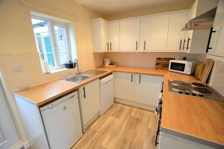 2 bedroom semi-detached house to rent - Photo 4
