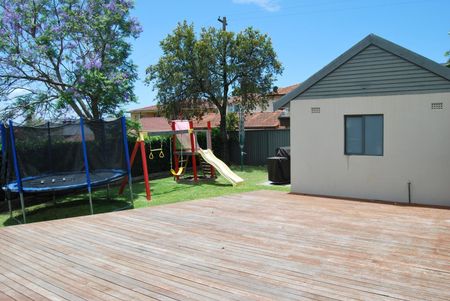 Large 4 Bedroom Brick Home - Photo 2