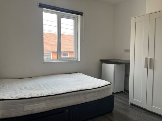 8 Bed Semi-Detached House, Wyley Road, CV6 - Photo 1