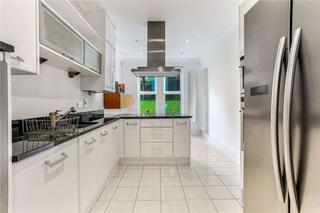 Stylish, furnished modern apartment with allocated parking space in the heart of Alderley Edge - Photo 5