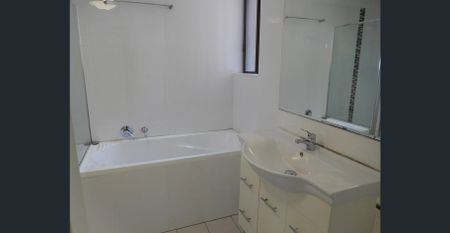 Spacious Unit with Courtyard - Photo 4