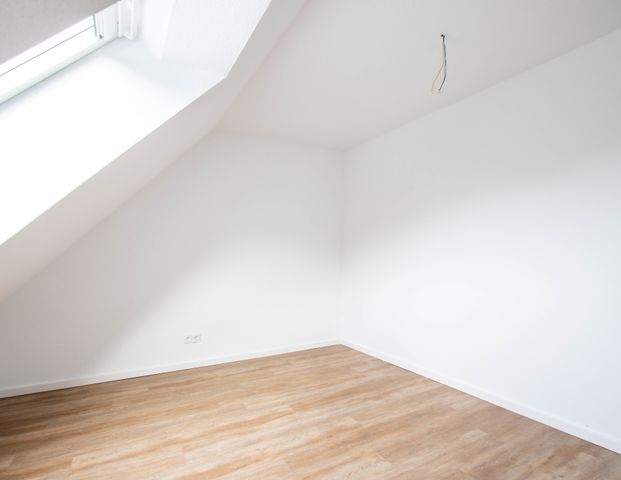 Top renovierte 3,5 Zimmer Dachgeschosswohnung mit Balkon und Einbauküche in Bielefeld Hillegossen - Photo 1