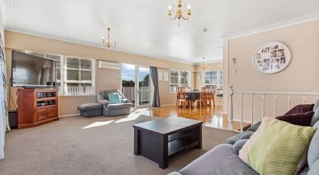 Spacious Three-Storey Family Home in Desirable Hillpark - Photo 5