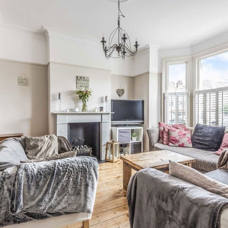 Merton Road, SW18 5SS, London - Photo 1