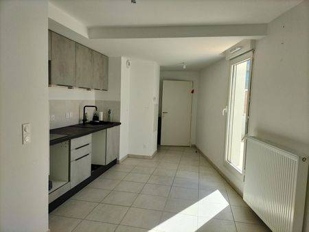 Appartement 2 pièces 42m2 MARSEILLE 3EME 749 euros - Photo 2