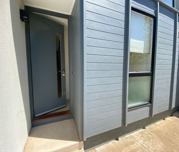 Spacious & low maintenance tri-level townhouse - Photo 6