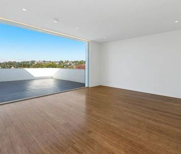 Top Floor Apartment with Huge Balcony & Harbour Views - Photo 1