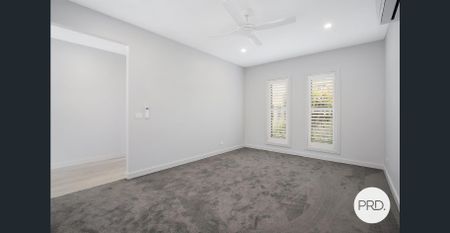 MODERN TOWNHOUSE IN EAST ALBURY - Photo 2