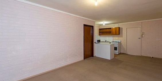 Great location with freshly painted walls - Photo 3