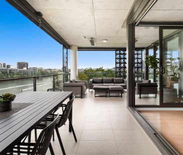 Fully Furnished River Front Two Bedroom Apartment with Two Car Parks - Photo 2