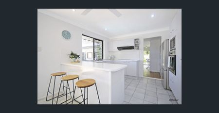 THREE BEDROOM FULLY FURNISHED HOME WITH POOL IN QUIET CUL DE SAC - Photo 2