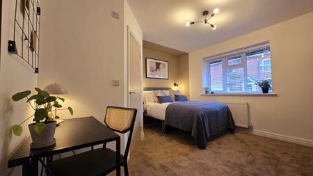 Modern Ensuite Rooms in Newly Refurbished 5-Bed - Photo 3