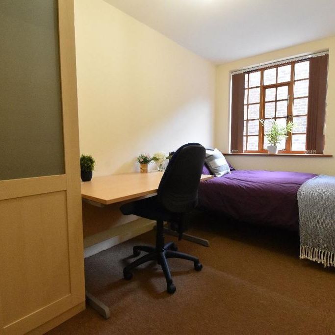 4 bedroom flat to rent - Photo 1
