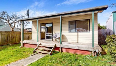 Charming 2-Bedroom Home for Rent in Newtown - Photo 3