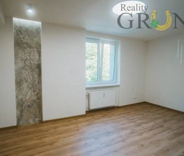 Pronájem nadstandardně zrekonstruovaného bytu 2+1 s lodžií | Karvin... - Fotografie 1
