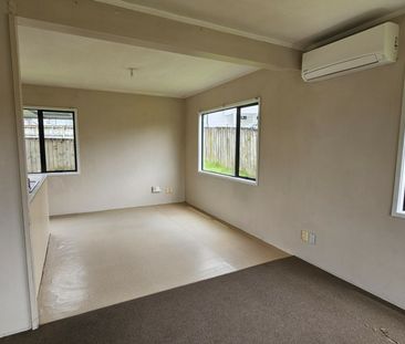 3 Beddie house central Massey - Photo 1