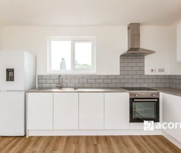 Flat to rent - Worsley Bridge Road, London, SE26 - Photo 2