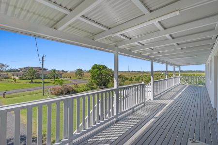 Exceptional Family Home Moments From The Beach - Photo 2