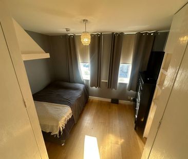 Room in a Shared Flat, Burnley Road, NW10 - Photo 1