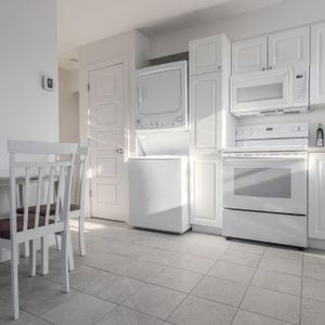 Beau 3 1/2 meublé avec les électroménagers inclus ! - Photo 2