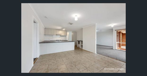 Your Perfect Family Nest: 4 Bedrooms, 2 Bathrooms, and Gragae Space - Photo 1