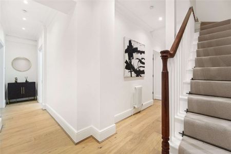 Impressive 2 bedroom apartment located on one of Marylebone's most attractive garden squares. - Photo 3