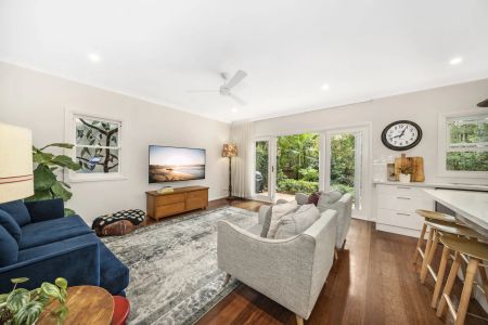 Charming Family Living in Peaceful, Leafy Cul-de Sac - Photo 3