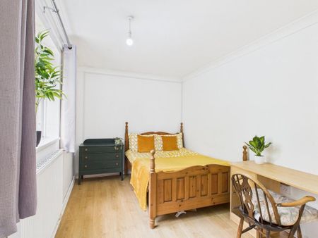 3 bedroom flat to rent - Photo 4