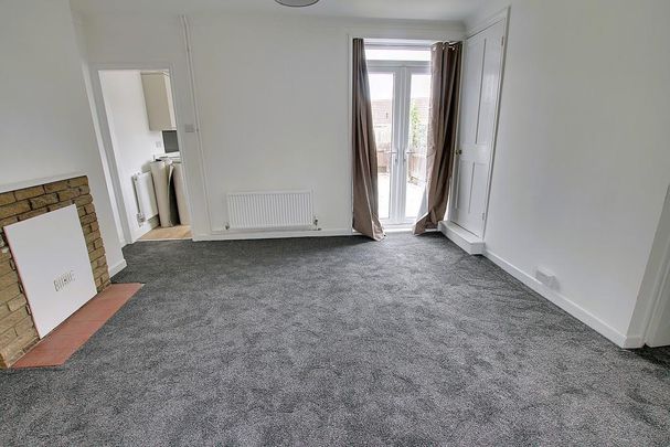 3 bedroom end of terrace house to rent - Photo 1