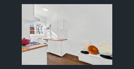 Charming Art Deco Apartment in Prime CBD Location - Photo 5