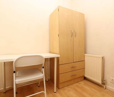 Room in a Shared House, London, E16 - Photo 4