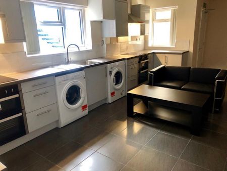 1 bedroom in a flat share to rent - Photo 2