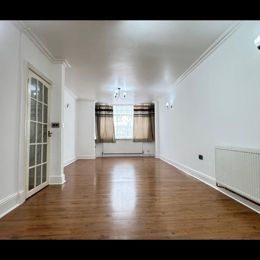 4 Bed Terraced House, Staines Road, IG1 - Photo 1