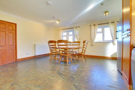 4 bedroom detached bungalow to rent - Photo 3