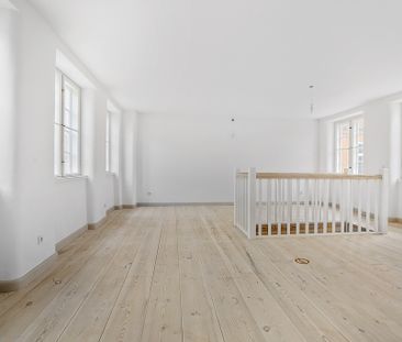 Spændende lejlighed i to plan i imponerende ejendom - Photo 2