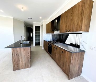 Modern home in private setting - Photo 3